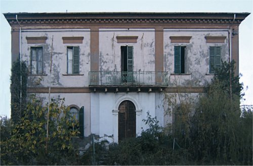 Villa Delfico (Montesilvano Marina), lato anteriore con portone d'ingresso